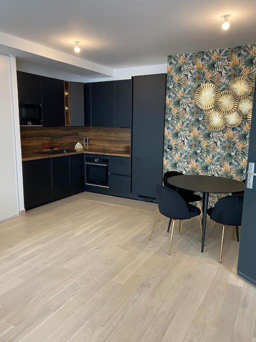 Brand New 1 Bedroom Flat With Parking- 5 Min Paris Pte De Versailles Apartment